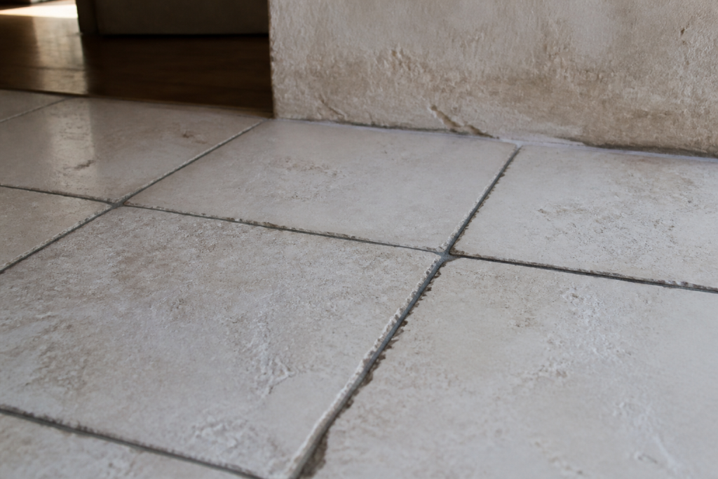 Carrelage blanc calcaire epais croute depots joints noirs