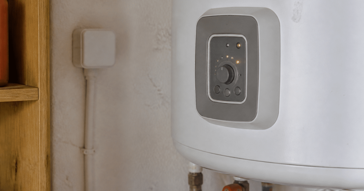 Panneau de controle de chauffe eau affichant horaires et indicateurs lumineux