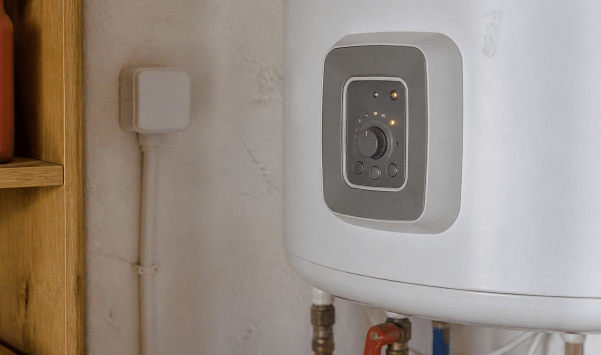 Panneau de controle de chauffe eau affichant horaires et indicateurs lumineux