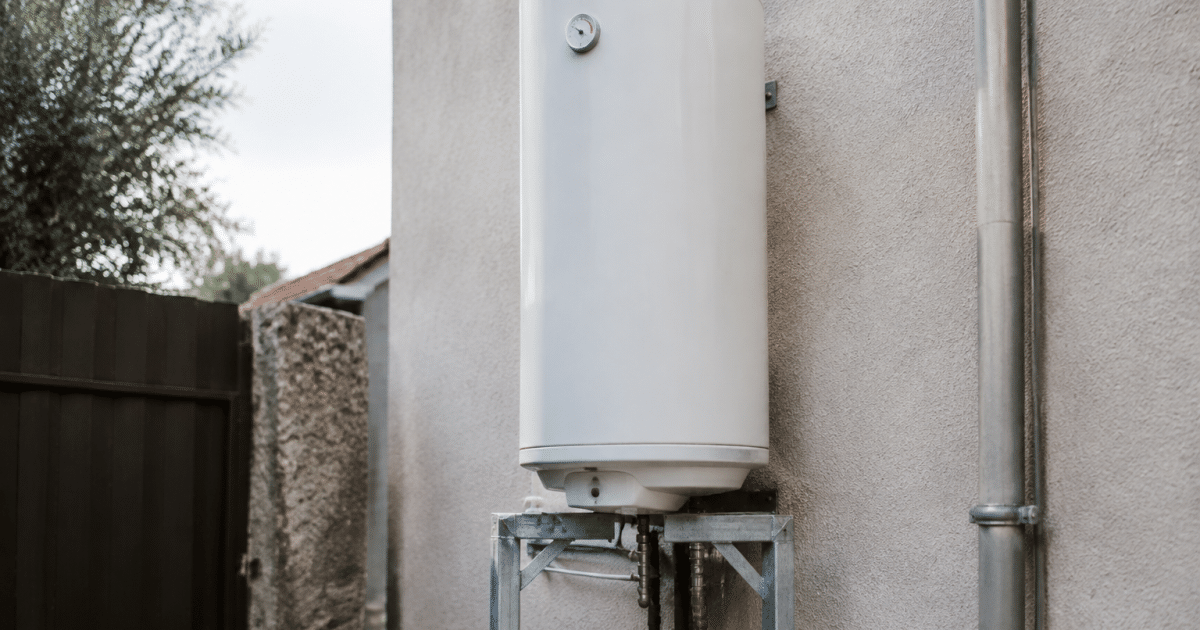 Reservoir thermodynamique blanc vertical monte sur support metalique