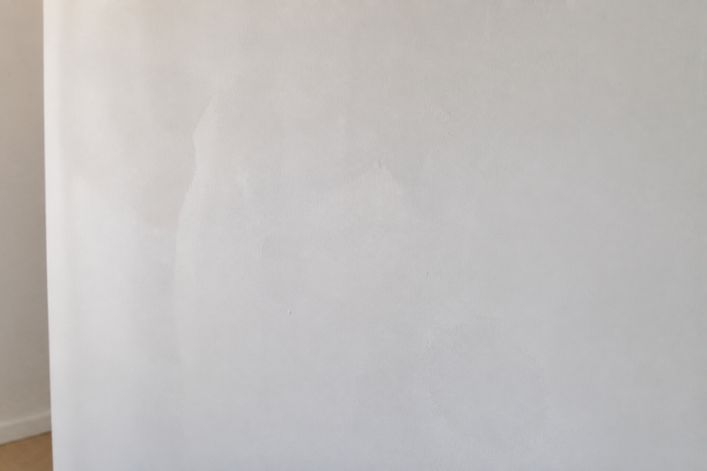 Mur blanc lisse enduit reparations traces