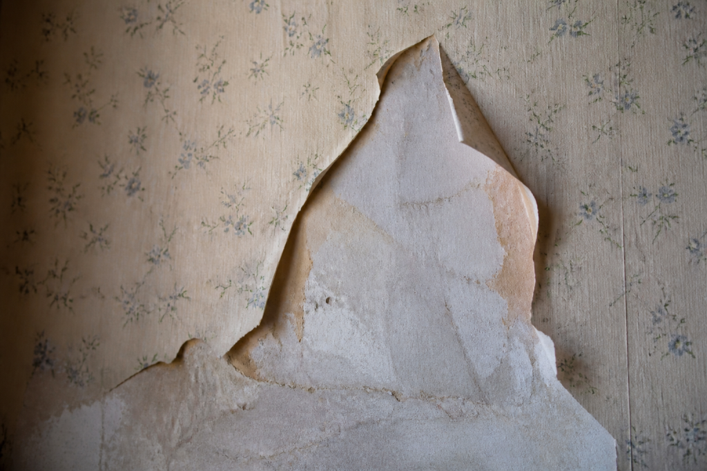Papier peint decollant et soulevements sur vieux mur