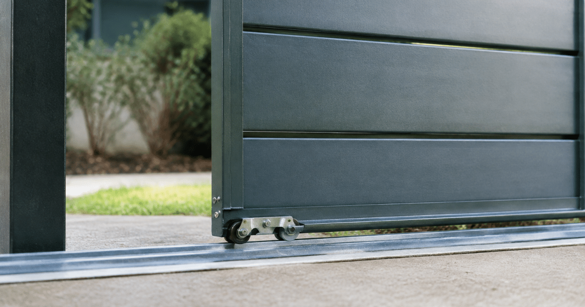 Panneaux metalliques assembles sur rails horizontaux glissants