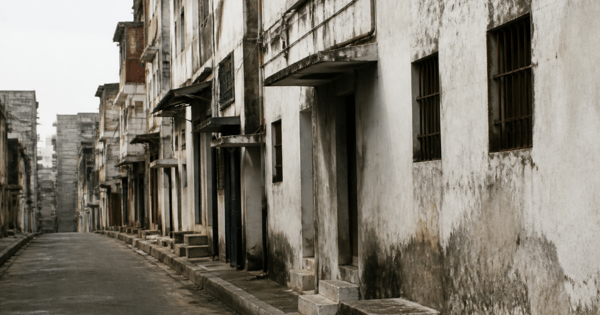 Rue urbaine deserter avec immeubles degrades et facades tachees
