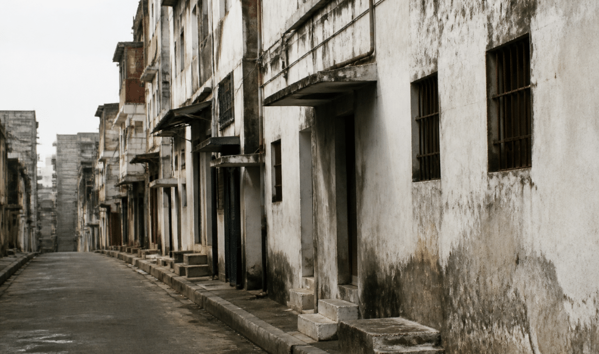 Rue urbaine deserter avec immeubles degrades et facades tachees