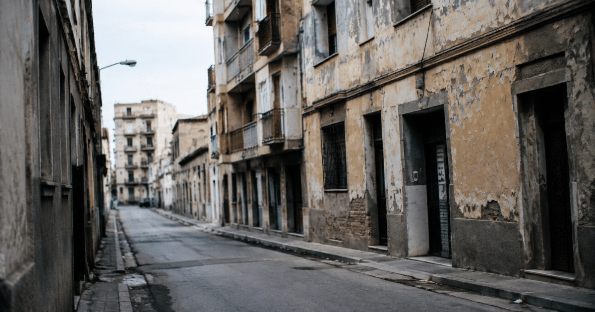 Rues desertes de quartier urbain delabre avec immeubles degrades