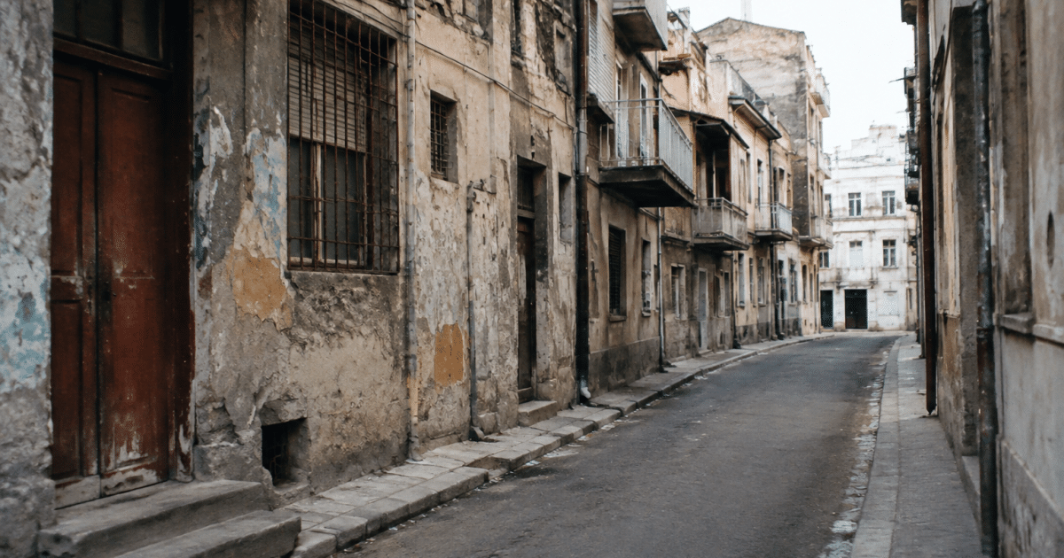 Rues desertes quartier urbain degraded buildings facades usees