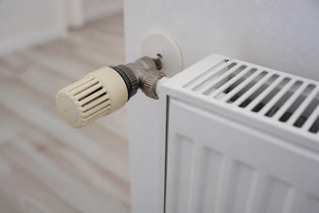 Robinet thermostatique partiellement ferme sur radiateur chauffage