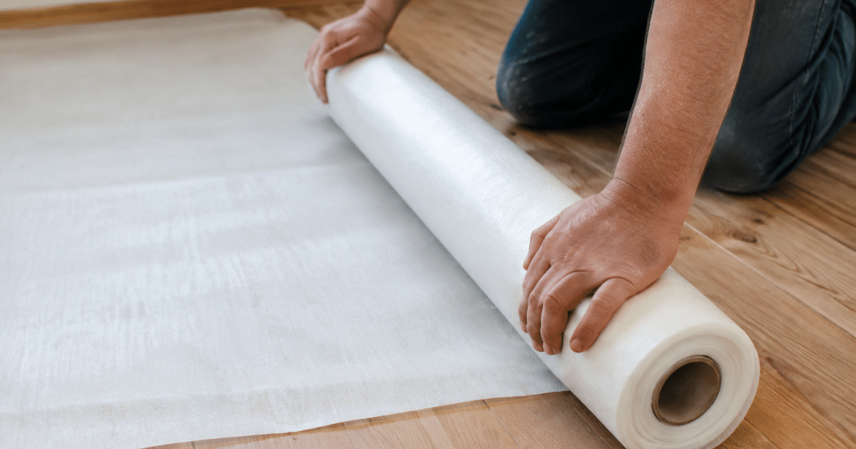 Rouleau sous-couche parquet pose sur surface plane bois