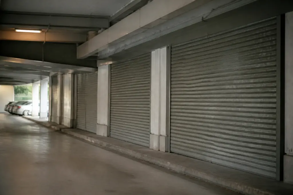 Facades de magasins fermes dans halls parkings urbains