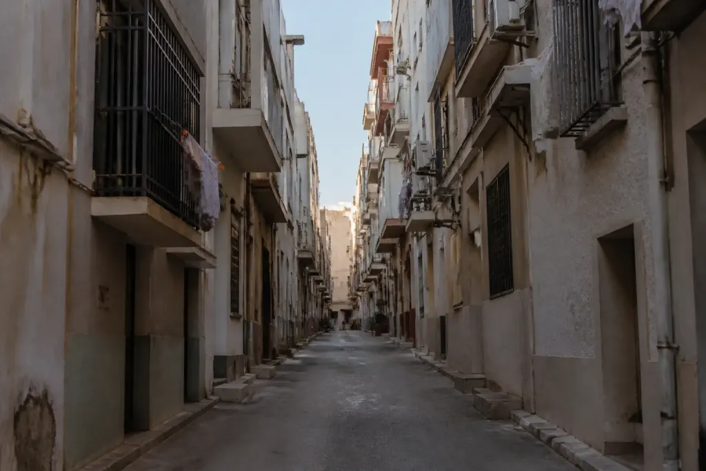 Immeubles residentiels et rues urbaines etroites