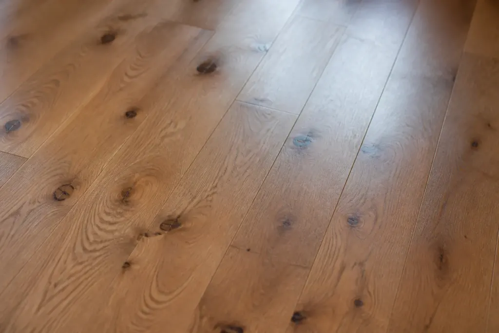 Lames de parquet chene massif avec nombreux noeuds visibles