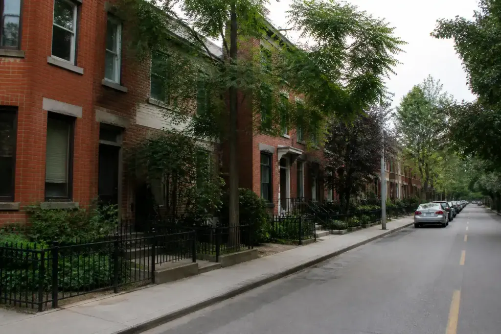 Rue residentielle bordee de maisons en briques rouges